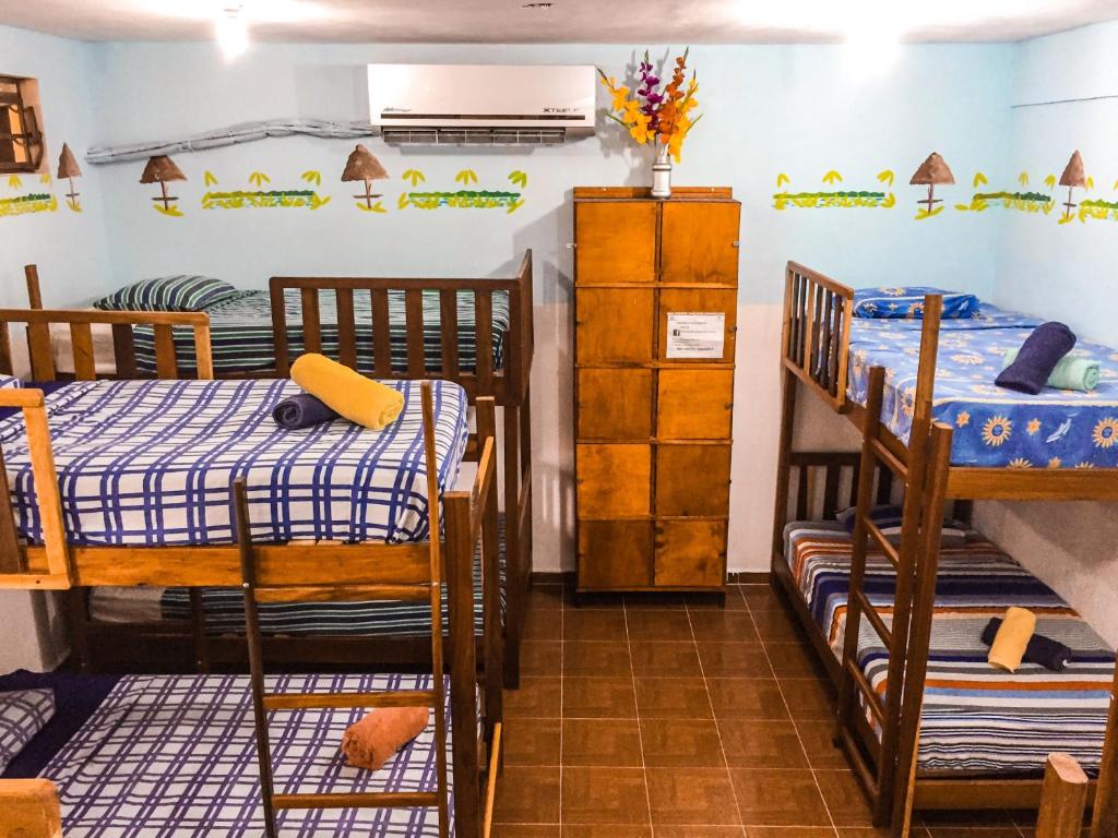 Номер (Односпальная кровать в общем номере для мужчин и женщин) хостела Yaxche Centro Hostal y Camping, Бакалар