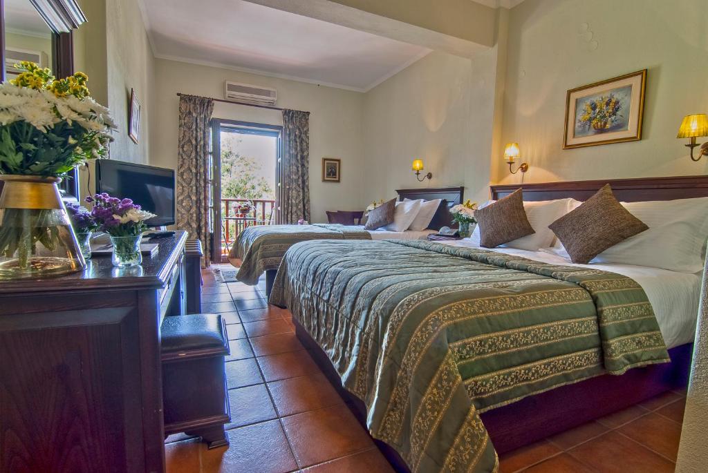 Трехместный (Трехместный номер с дополнительной кроватью - Панорамный вид на Метеору) отеля Hotel Doupiani House, Калампака
