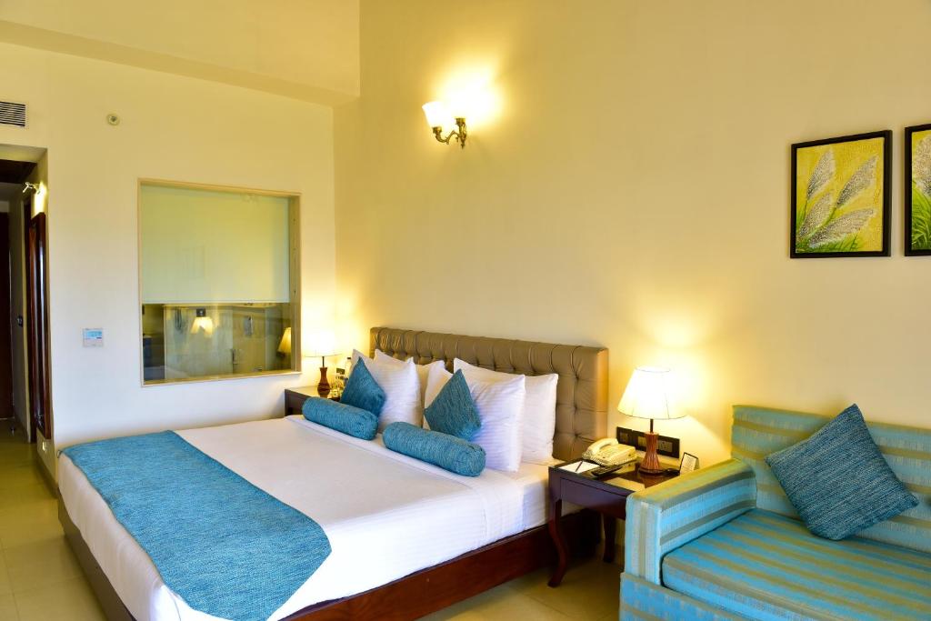 Двухместный (Улучшенный номер с кроватью размера «king-size») курортного отеля Golden Tulip Goa, Кандолим