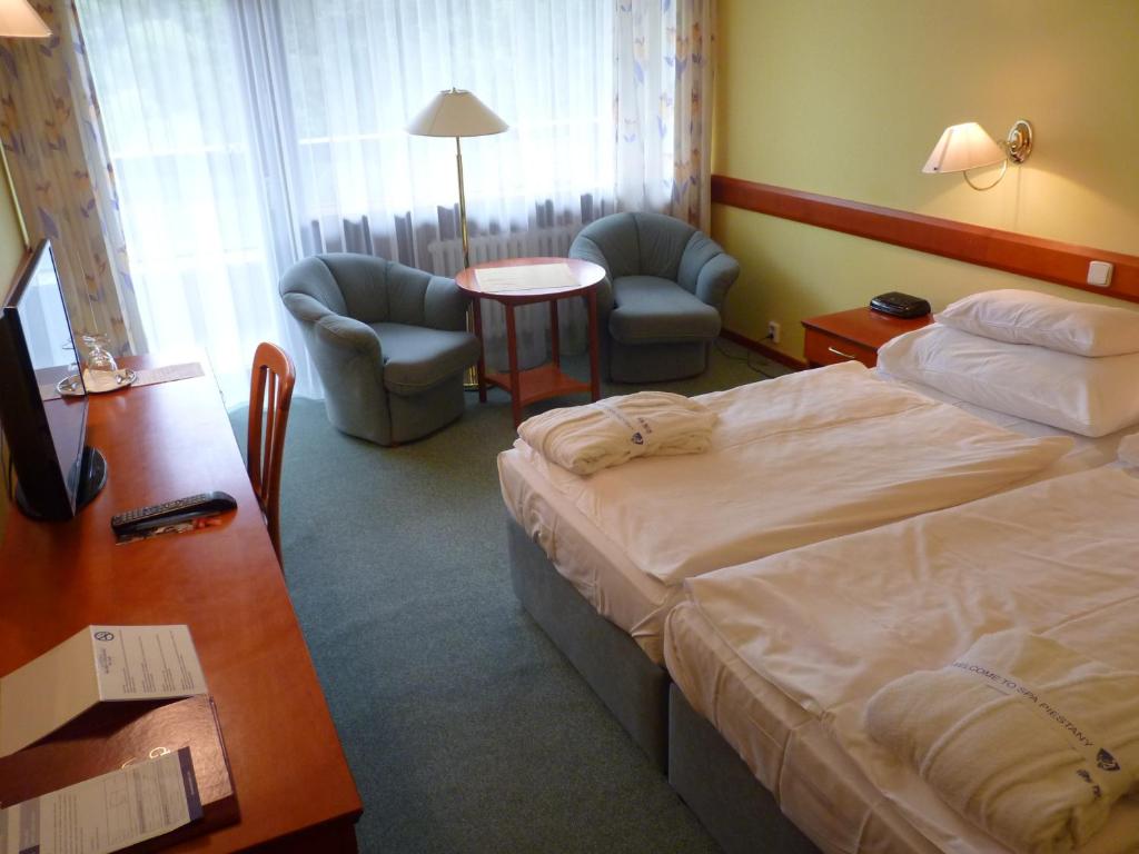 Двухместный (Двухместный номер «Комфорт» с 1 кроватью или 2 отдельными кроватями (крыло Esplanade)) отеля Danubius Health Spa Resort Esplanade, Пьештяни