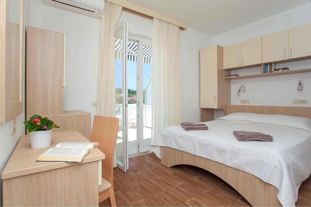 Двухместный (Двухместный номер с 1 кроватью и балконом, вид на море) апартамента Pension Lovrić, Лумбарда