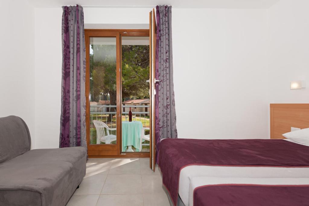 Трехместный (Стандартный номер с 2 односпальными кроватями и диваном) курортного отеля Villas Rubin Resort, Ровинь