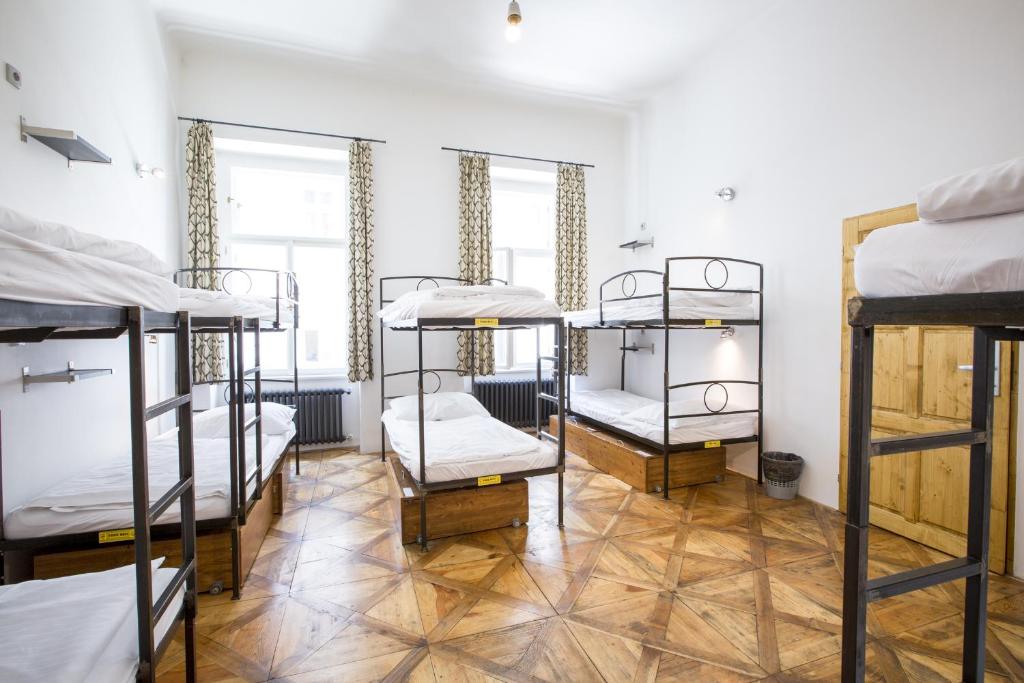 Номер (Спальное место на двухъярусной кровати в 10-местном общем номере для мужчин и женщин) хостела Sophie's, Прага