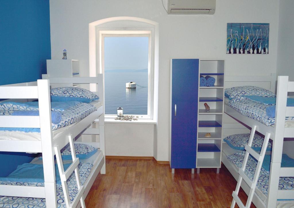 Номер (Кровать в общем номере для мужчин и женщин с 8 кроватями и видом на море) хостела Hostel Fun, Риека