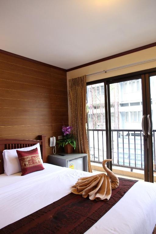 Двухместный (Двухместный номер Делюкс с 1 кроватью и балконом) отеля Tanee Place, Бангкок