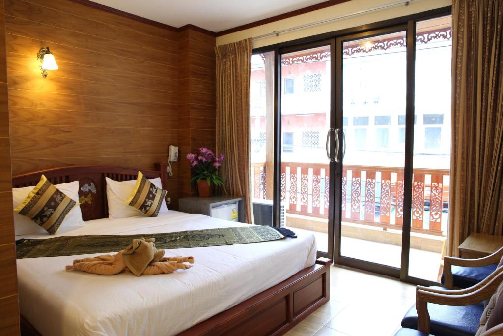Двухместный (Представительский двухместный номер Делюкс с 1 кроватью и балконом) отеля Tanee Place, Бангкок