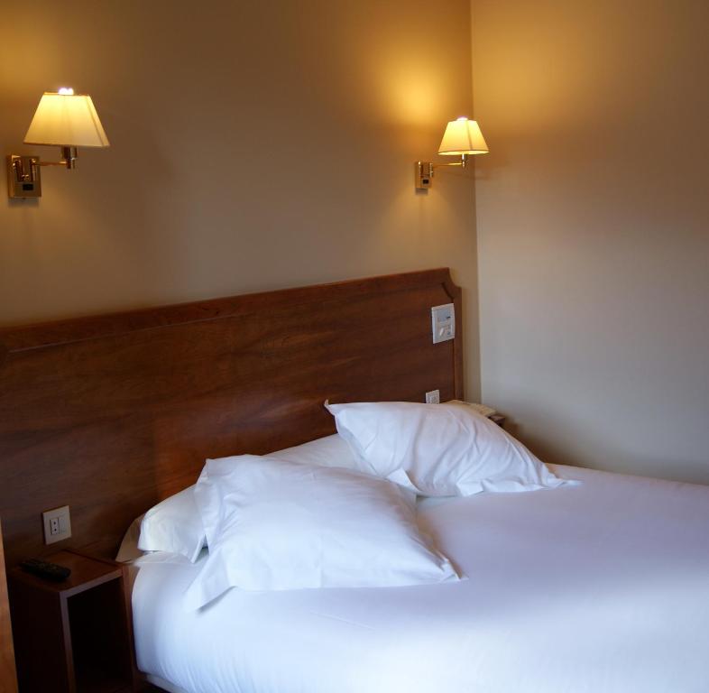 Трехместный (Двухместный номер с двуспальной кроватью и дополнительной кроватью) отеля El Retiro de Cardea, Овьедо