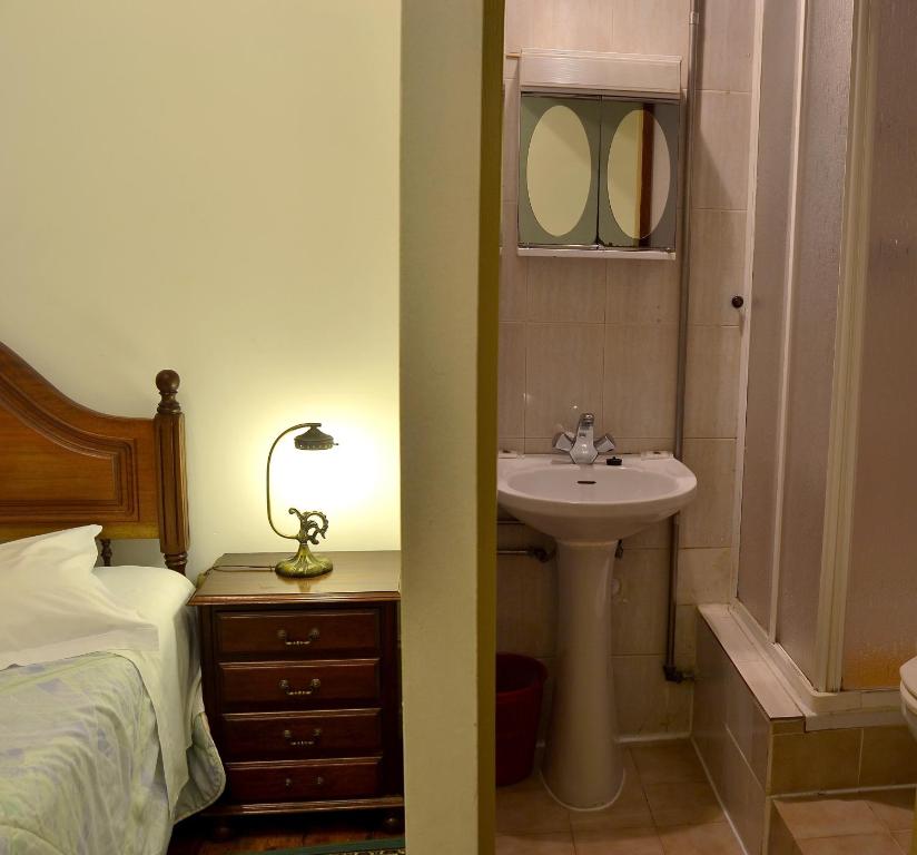 Двухместный (Стандартный двухместный номер с 1 кроватью) гостевого дома Residencial Antunes, Коимбра