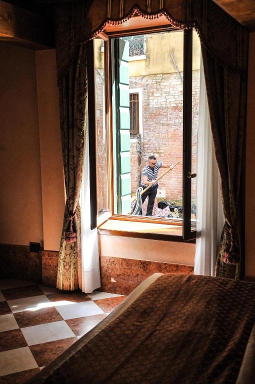 Двухместный (Номер Делюкс с видом на канал) отеля Ca' Amadi, Венеция