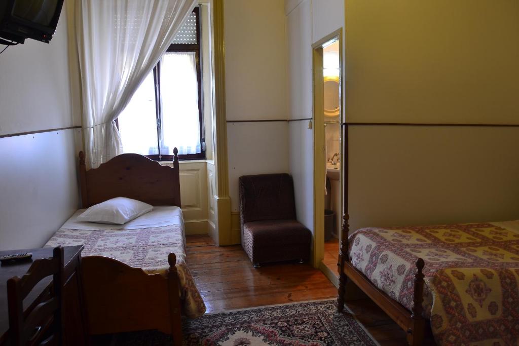 Трехместный (Трехместный номер с ванной комнатой) гостевого дома Residencial Antunes, Коимбра