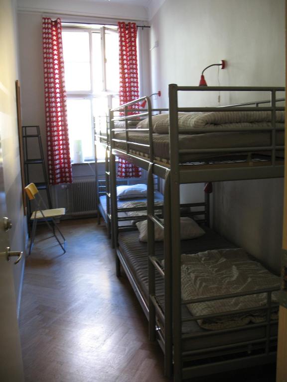 Номер (Кровать в общем 4-местном номере для мужчин и женщин) хостела Castanea Old Town Hostel, Стокгольм