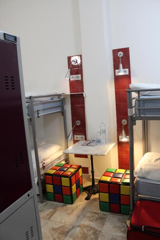 Номер (Спальное место в общем номере для мужчин и женщин с 12 кроватями) хостела Hostel Colours, Милан