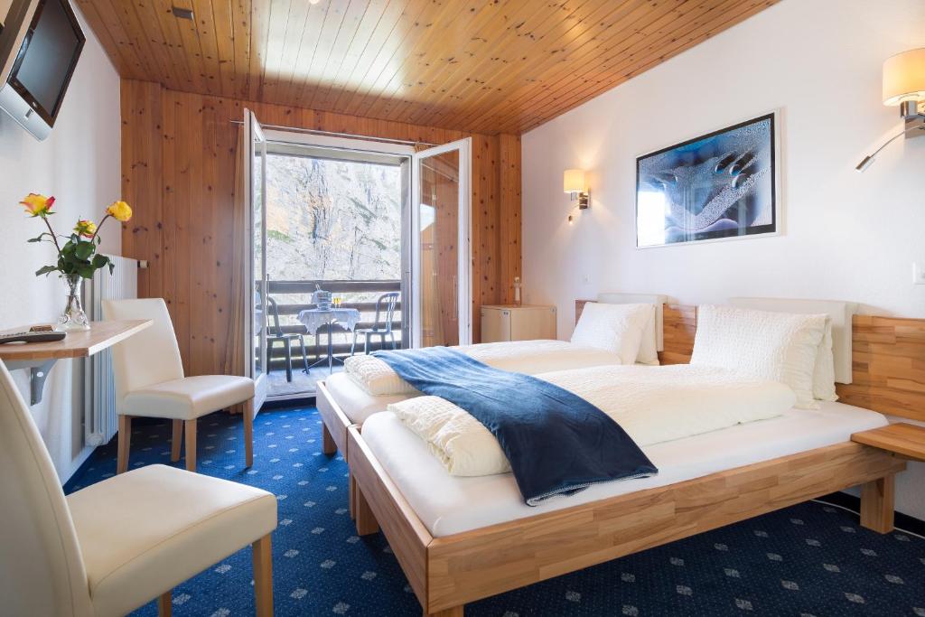 Двухместный (Двухместный номер с 1 кроватью, балконом и видом на горы.) отеля Hotel Alpina, Лаутербруннен
