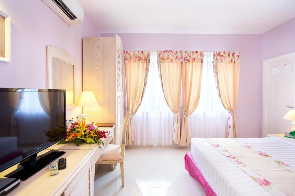 Двухместный (Улучшенный двухместный номер Senior с 1 кроватью) отеля Hotel L' Odéon Phu My Hung, Хошимин