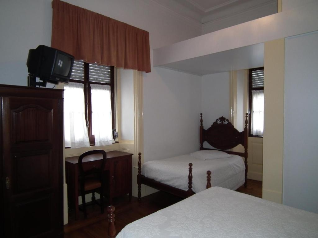 Трехместный (Трехместный номер с собственной ванной комнатой) гостевого дома Residencial Antunes, Коимбра
