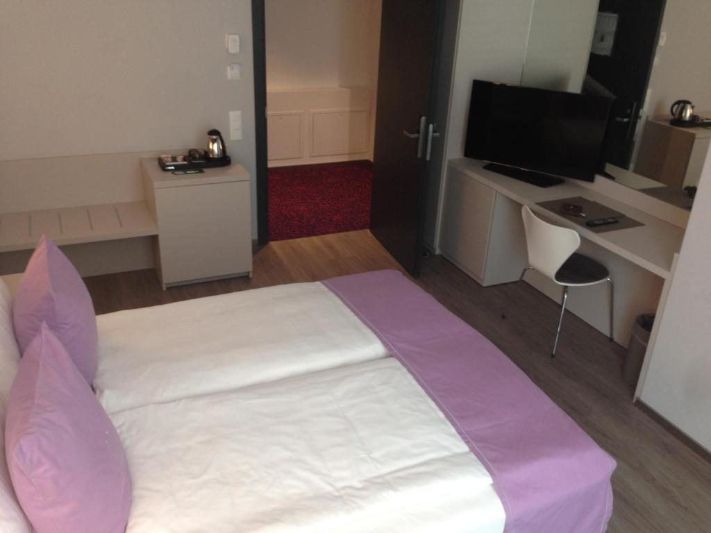 Двухместный (Современный уютный двухместный номер с 1 кроватью) отеля Hotel City Lugano, Лугано