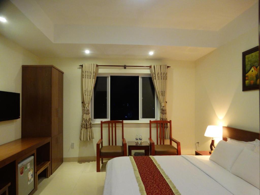 Двухместный (Улучшенный двухместный номер с 1 кроватью) отеля Hoa Vinh Hotel, Хошимин