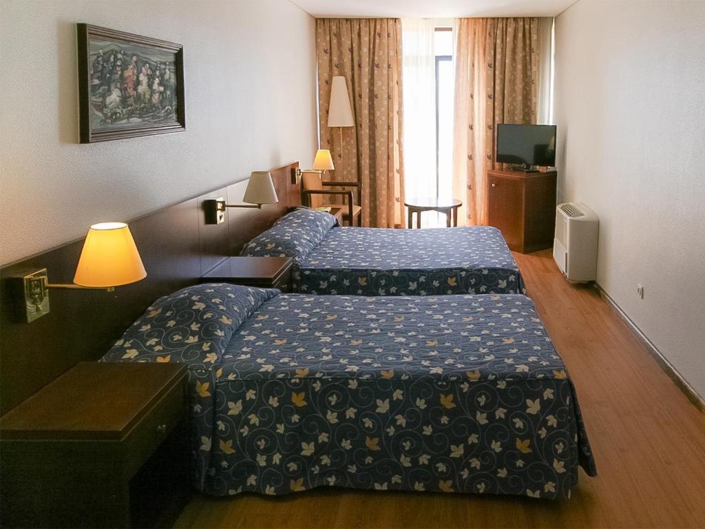 Трехместный (Двухместный номер с двуспальной кроватью и дополнительной кроватью) отеля Albergaria Quim Barreiros, Вила-Прайа-де-Анкора