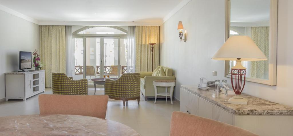 Сьюит (Люкс с 2 спальнями (4 взрослых + 2 детей)) курортного отеля Concorde El Salam Sharm El Sheikh Front Hotel, Шарм-эль-Шейх