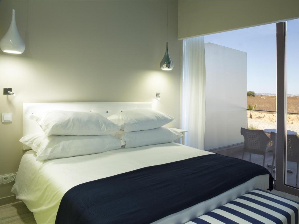 Сьюит (Трехместный люкс с видом на море) отеля Pestana Alvor South Beach Premium Suite Hotel, Алвор