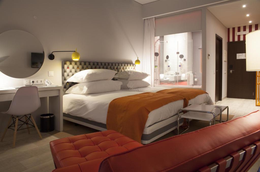 Двухместный (Улучшенный двухместный номер с 1 кроватью или 2 отдельными кроватями, вид на бассейн) отеля Pestana Alvor South Beach Premium Suite Hotel, Алвор