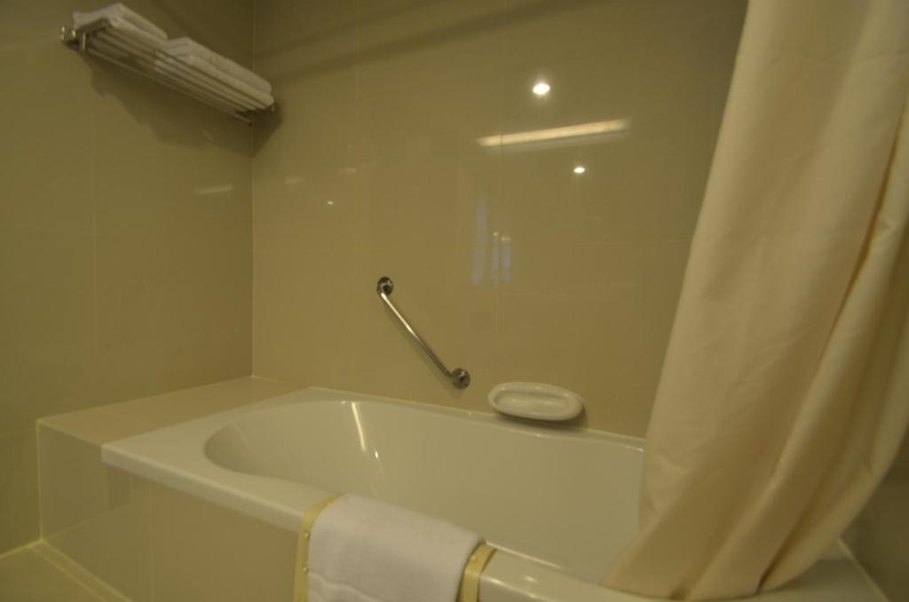 Двухместный (Улучшенный двухместный номер с 1 кроватью) отеля The City Hotel Sriracha, Чонбури