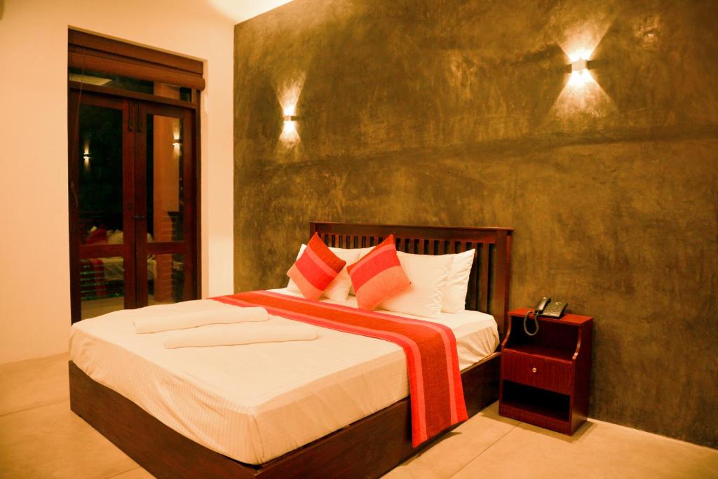 Двухместный (Двухместный номер с 1 кроватью и трансфером от или до аэропорта (для 2 взрослых)) отеля Olanro Negombo, Негомбо