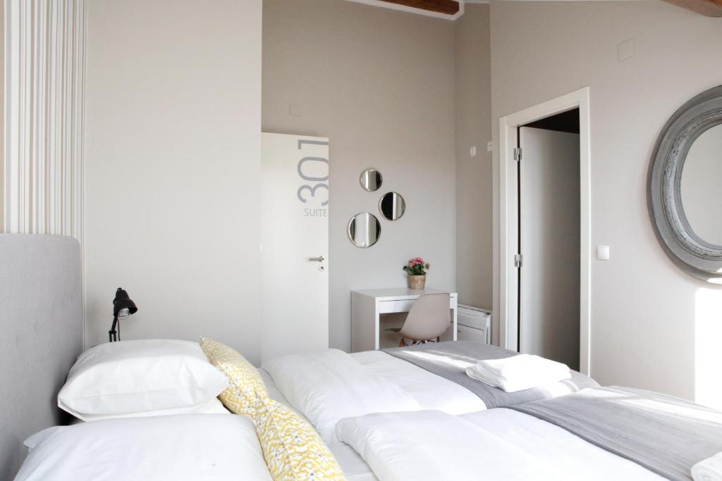 Двухместный (Двухместный номер с 1 кроватью или 2 отдельными кроватями и балконом) отеля Flores Guest House, Лиссабон