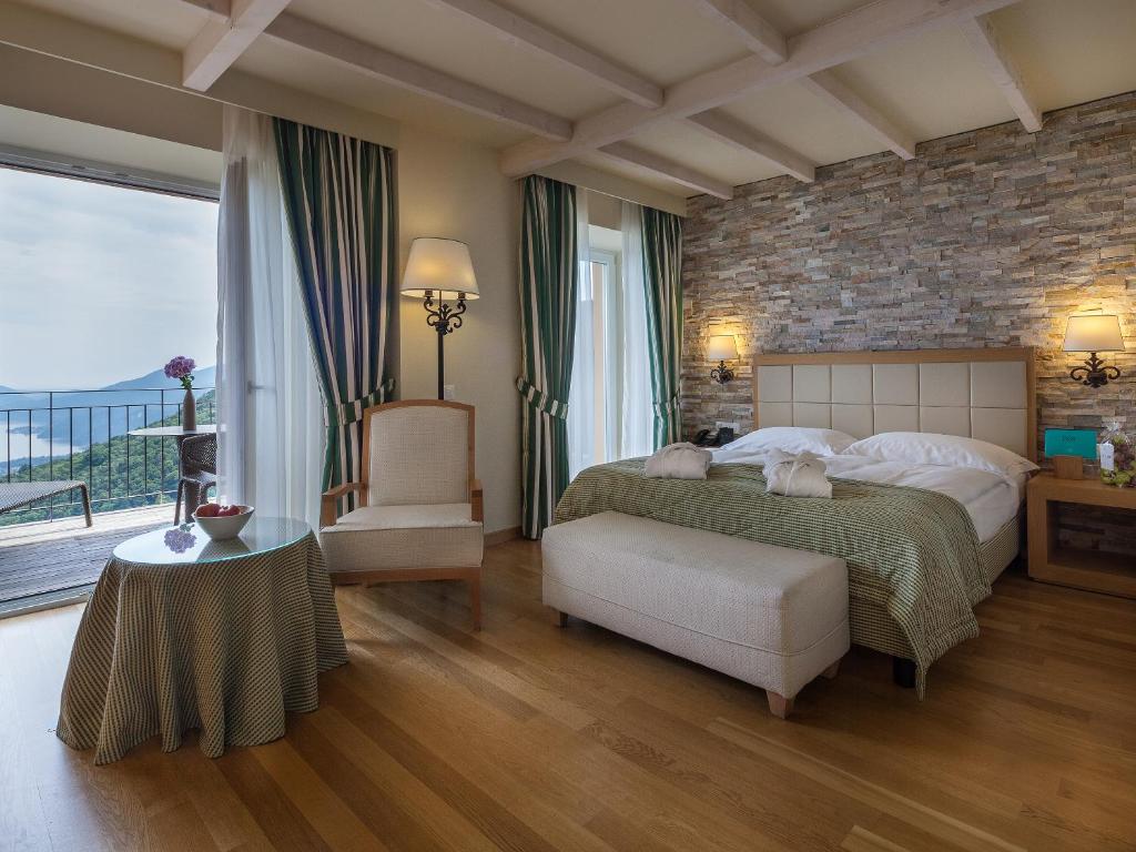 Двухместный (Двухместный номер «Шикарный комфорт» с 1 кроватью и видом на озеро) отеля Kurhaus Cademario Hotel & Spa, Сесса