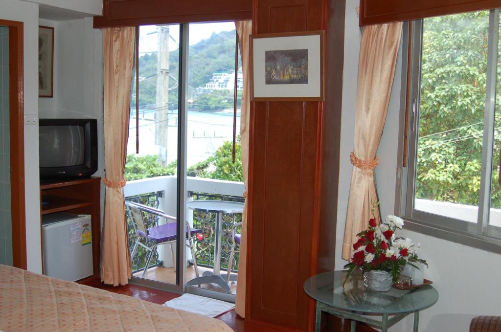 Двухместный (Улучшенный двухместный номер с 1 кроватью и видом на горы) отеля Orchid Hotel and Spa Kalim Bay, Пхукет