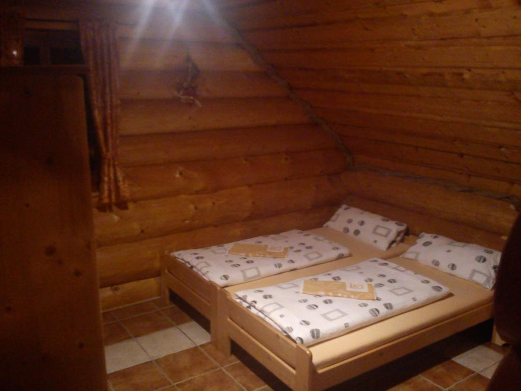 Трехместный (Трехместный номер с общей ванной комнатой) гостевого дома Chata - Srub Kašparáci, Янске-Лазне