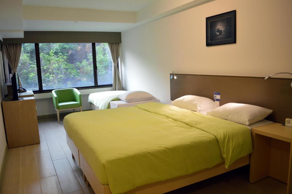 Трехместный (Трехместный номер с 1 двуспальной и 1 односпальной кроватями) хостела YHA Mei Ho House Youth Hostel, Гонконг (город)