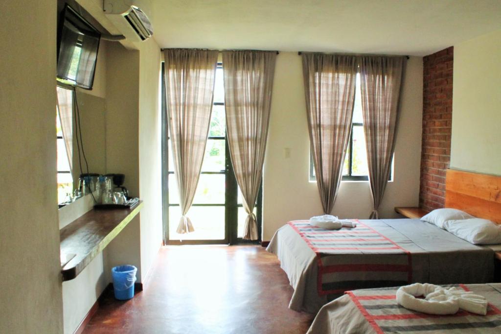 Четырехместный (Двухместный номер с 2 двуспальными кроватями) отеля Axkan Palenque, Паленке