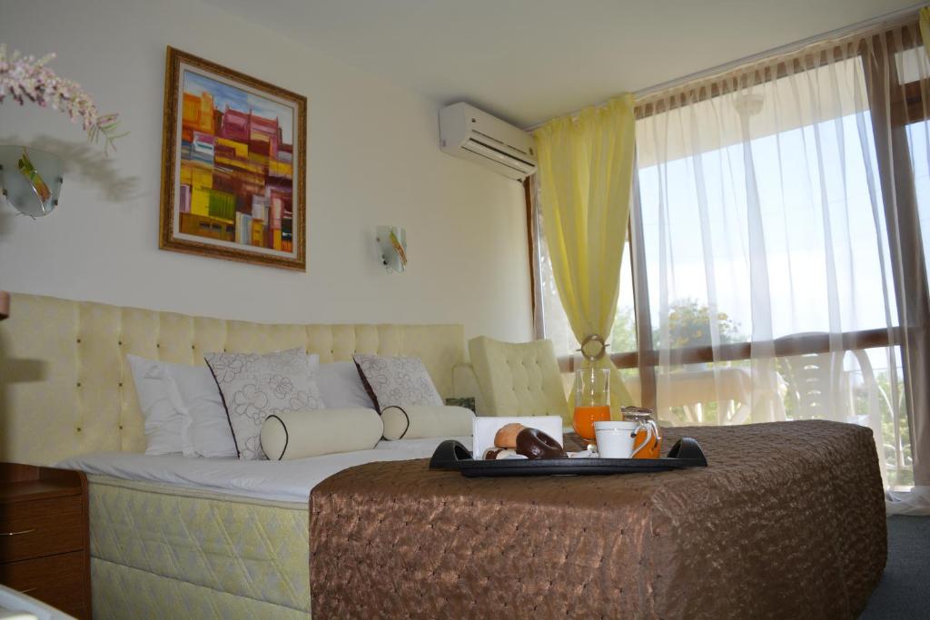 Двухместный (Двухместный номер с 1 кроватью или 2 отдельными кроватями и балконом (для 2 взрослых и 1 ребенка)) отеля Sunshine Pearl Hotel, Каварна