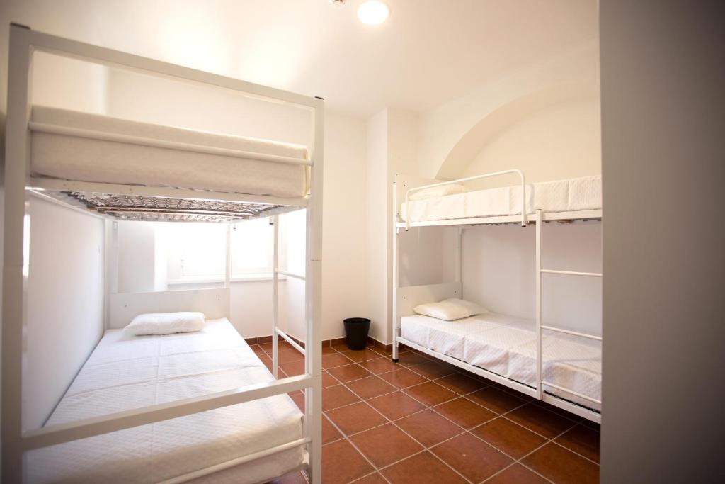Номер (Односпальная кровать в общем мужском номере) хостела HI Hostel Evora - Pousada de Juventude, Эвора
