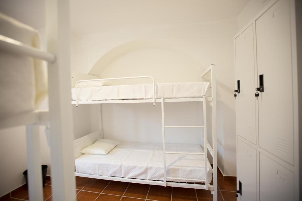 Четырехместный (Четырехместный номер с собственной ванной комнатой) хостела HI Hostel Evora - Pousada de Juventude, Эвора
