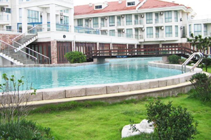 Отель Listening Rote Holiday Inn, Ляньюньган