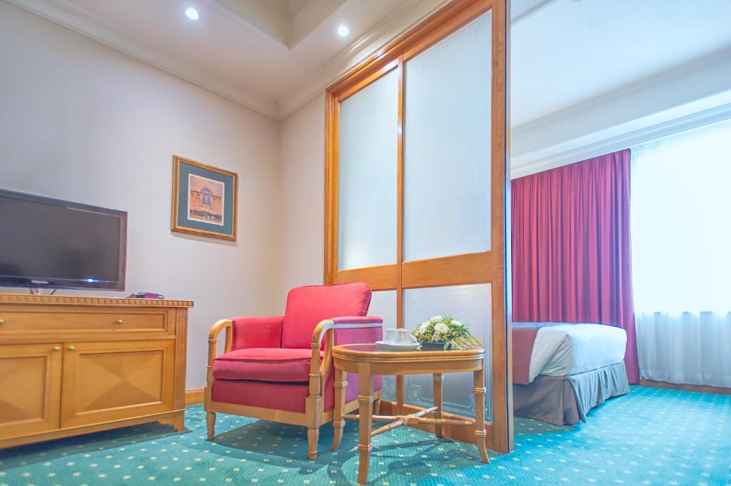 Сьюит (Улучшенный двухместный люкс с 1 кроватью, план питания «полный пансион») отеля Best Western Plus Hotel Hong Kong, Гонконг (город)