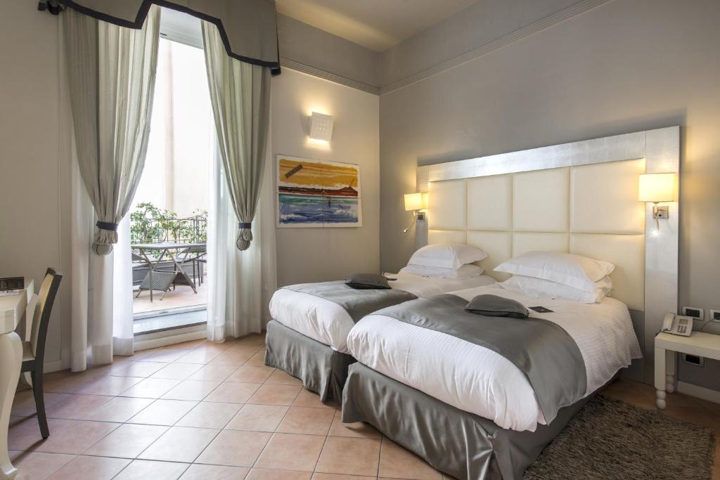 Двухместный (Улучшенный двухместный номер с 2 отдельными кроватями) отеля Palazzo Caracciolo Napoli - MGallery by Sofitel, Неаполь