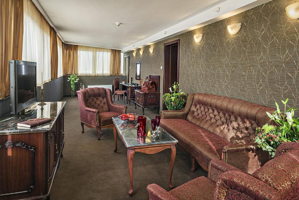 Сьюит (Люкс с 2 спальнями и бесплатными принадлежностями для чая/кофе) отеля Park Hotel Moskva, София