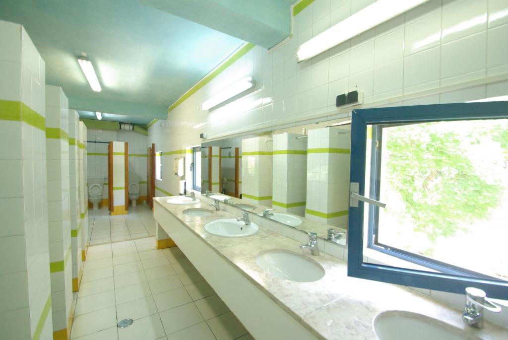 Двухместный (Двухместный номер с 2 отдельными кроватями и общей ванной комнатой) хостела HI Hostel Faro- Pousada de Juventude, Фару