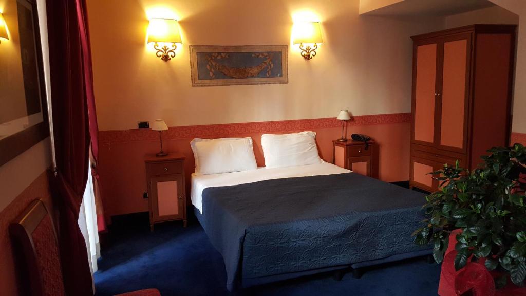 Двухместный (Классический двухместный номер с 1 кроватью или 2 отдельными кроватями) отеля Relais Hotel Antico Palazzo Rospigliosi, Рим