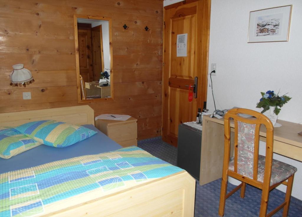 Двухместный (Бюджетный двухместный номер с 1 небольшой двуспальной кроватью) отеля Hotel Walliserhof, Лойкербад