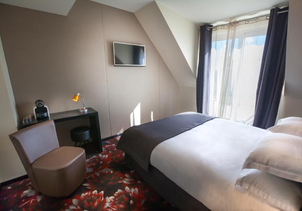 Двухместный (Двухместный номер с 1 кроватью или 2 отдельными кроватями и балконом) отеля Helussi Hôtel, Париж