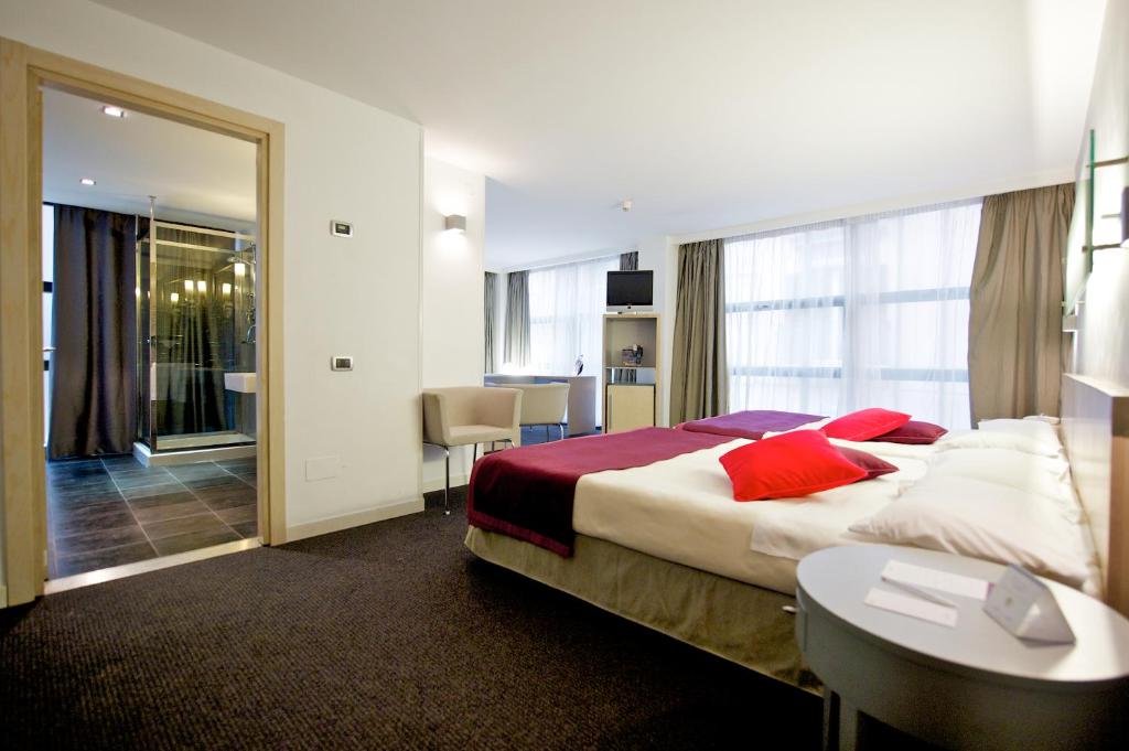 Двухместный (Улучшенный номер с 1 двуспальной и 1 односпальной кроватями) отеля Mercure Palermo Centro, Палермо