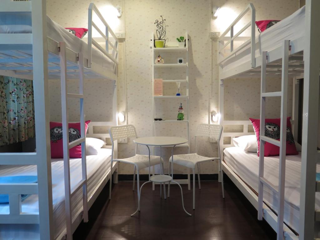 Номер (Односпальная кровать в общем номере для женщин) хостела I-Sleep Silom Hostel, Бангкок