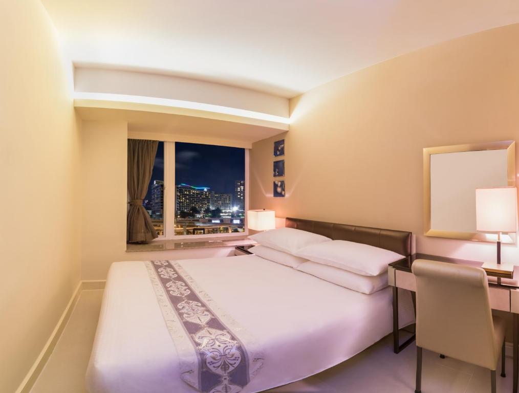 Сьюит (Специальное предложение: Размещение на 28 суток подряд в четырехместном люксе с 2 спальнями и видом на город) апарт-отеля Kowloon Harbourfront Hotel, Гонконг (город)