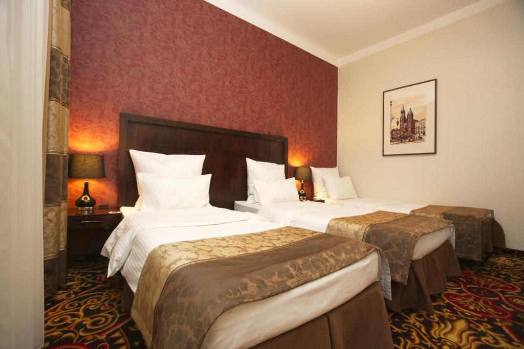 Трехместный (Двухместный номер с двуспальной кроватью и дополнительной кроватью) отеля Hotel Columbus, Краков