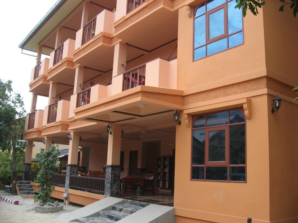 Трехместный (Улучшенный трехместный номер) курортного отеля Black & White Bungalows, Пханган