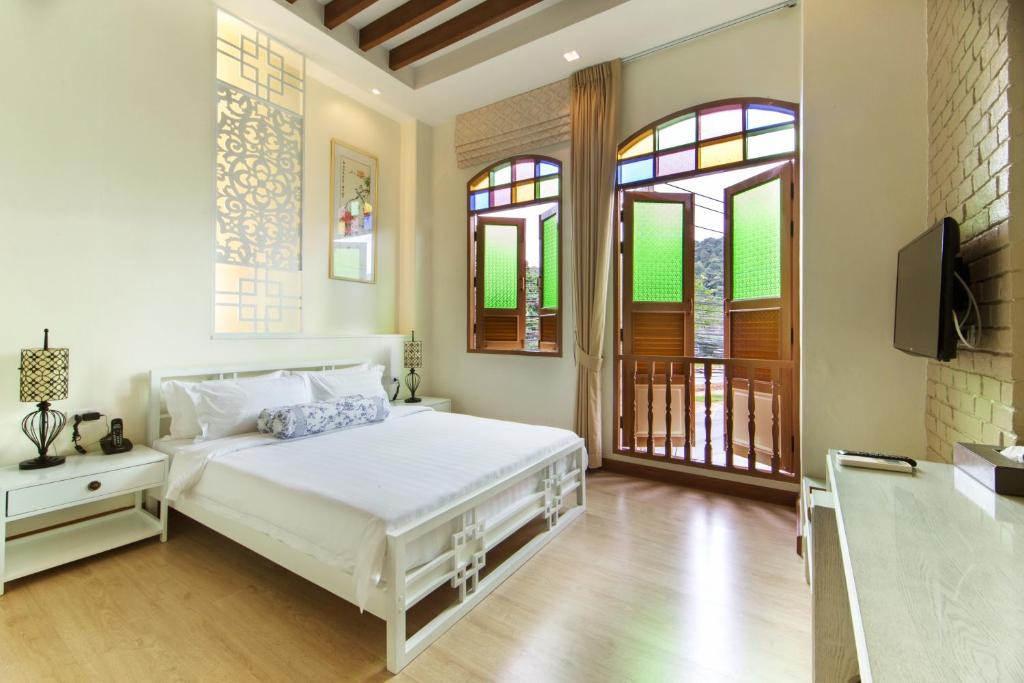 Двухместный (Улучшенный двухместный номер с 1 кроватью или 2 отдельными кроватями) отеля O'nya Phuket Hotel, Пхукет